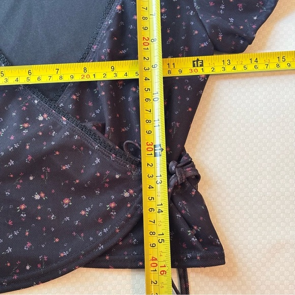 Me to We Black Floral Wrap Blouse with Puff Sleeves - Picture 5 of 5